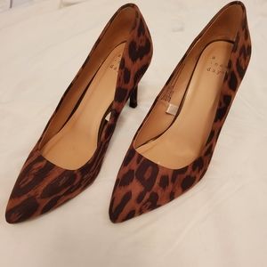 Leopard print pumps